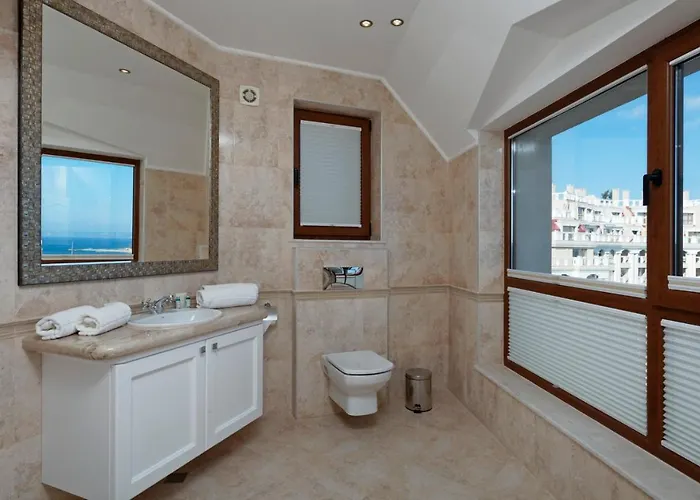 La Penthouse Apartment *